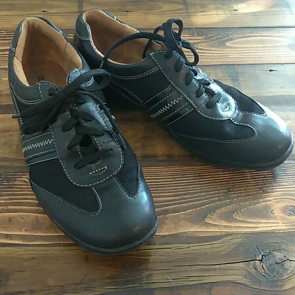 naturalizer black tennis shoes